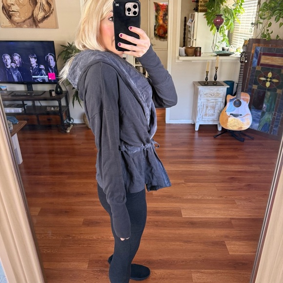 Young, Fabulous and broke jacket - Picture 3 of 9